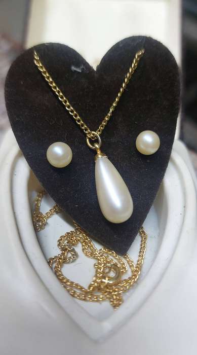 Vintage necklace pendant and a pair of earrings in box