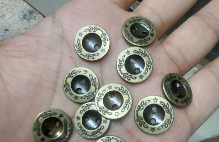 Vintage brass clothing buttons 1000 in a bag bid for the lot