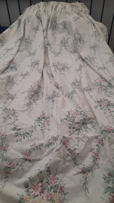 2x Twin duvet covers with pillows and 2 matching lined curtains