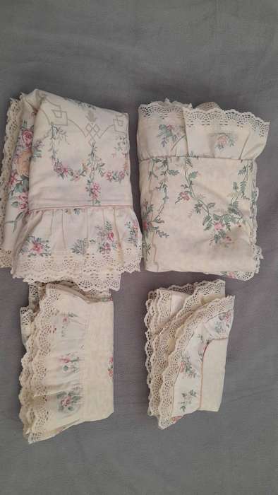 2x Twin duvet covers with pillows and 2 matching lined curtains