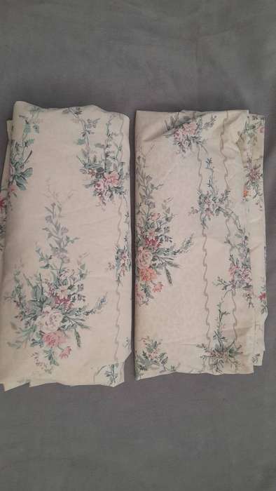 2x Twin duvet covers with pillows and 2 matching lined curtains