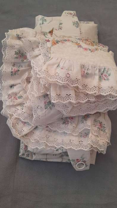 2x Twin duvet covers with pillows and 2 matching lined curtains