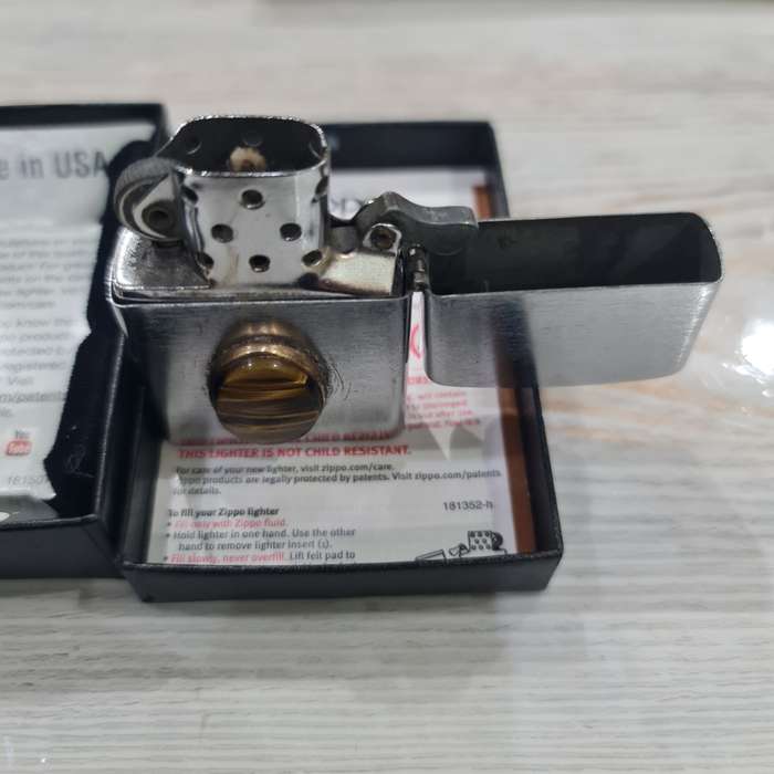 VINTAGE COLLECTORS ZIPPO LIGHTER WITH TIGERS EYE STONE
