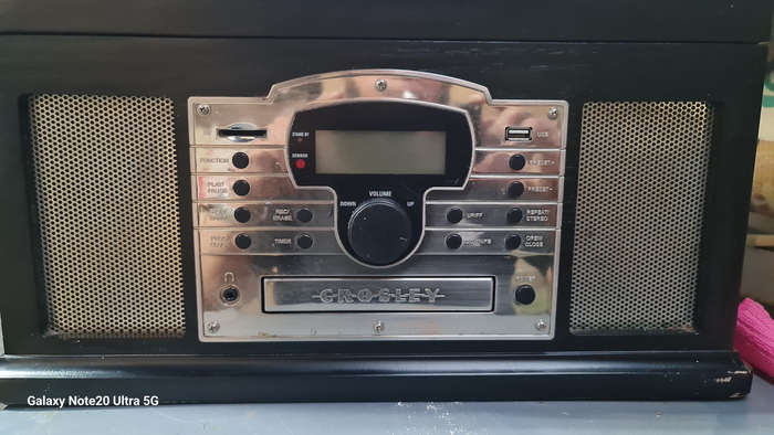 Crosley CR7002 Turntable / Radio