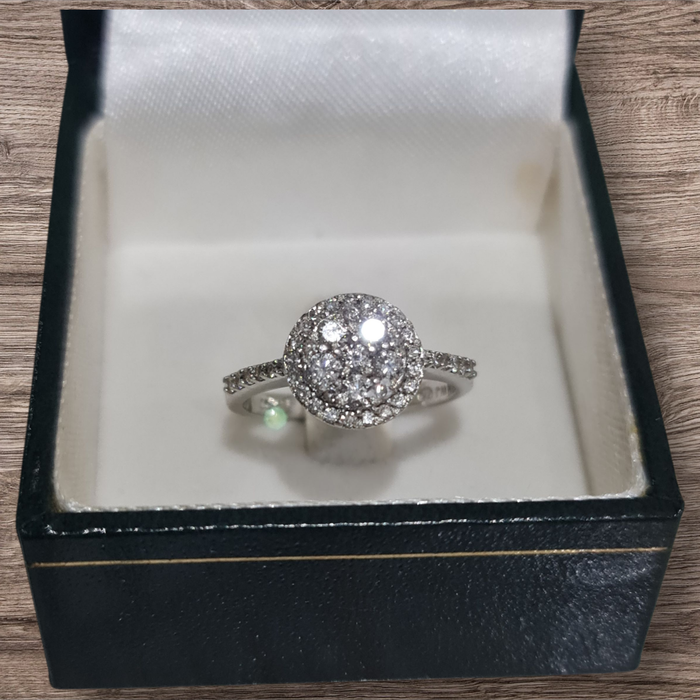 9CT WHITE GOLD HALO RING WITH A CLUSTER OF CUBIC ZIRCONIA STONES ZIRCONIA