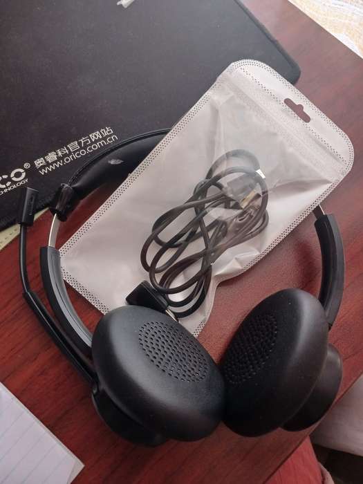 Wireless Over-Ear Headphones with AI Noise Cancelling
