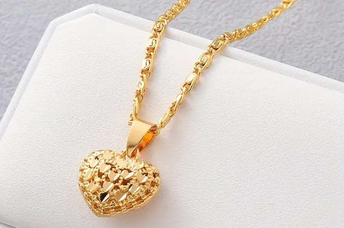 Elegant Classic Heart Pendant Necklace Gold Plated