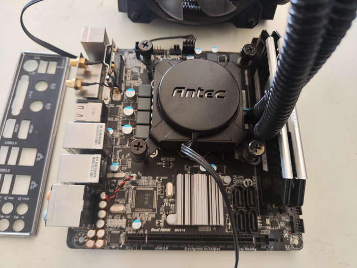 Amazing ITX Combo**Core i5 4690K**16GB Gaming ram**Water-cooling**Wifi Motherboard
