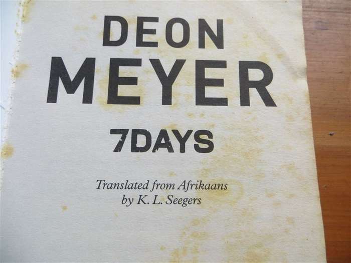 Deon Meyer - 7 Days - foxing present