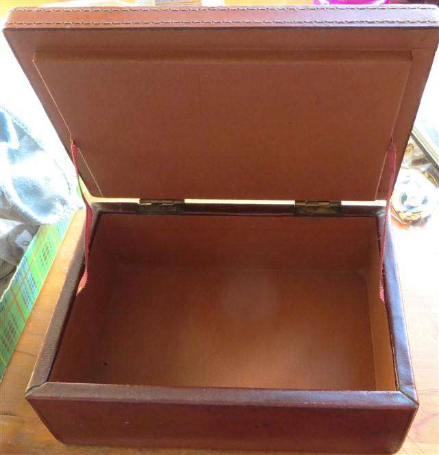 Vintage Box with Coat of Arms - 110mm x 165mm