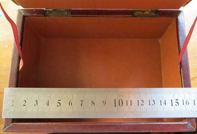 Vintage Box with Coat of Arms - 110mm x 165mm