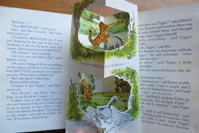 Pooh invents a new Game - A.A Milne POP UP Book
