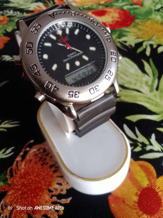 Time quartz with alarm chronograph