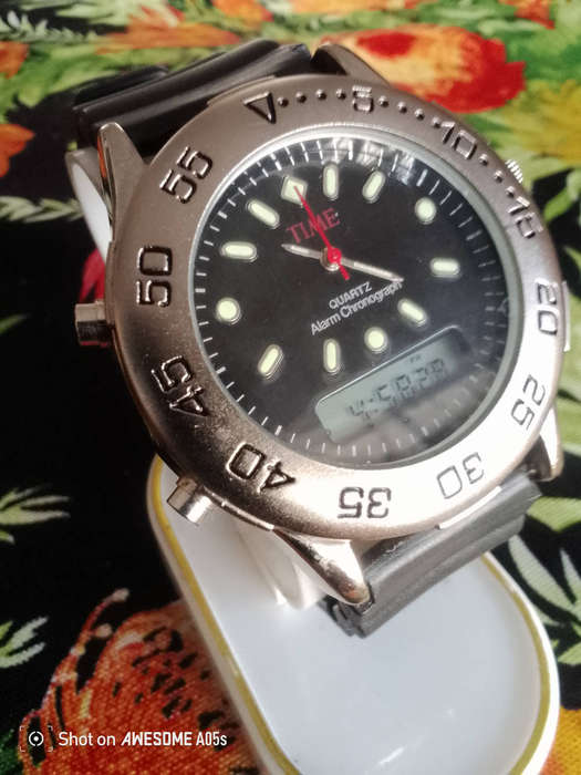 Time quartz with alarm chronograph