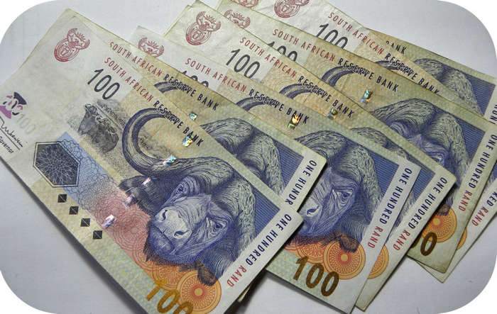 RSA notes: VF grade 10 x Mboweni R100 notes. Bid per note.