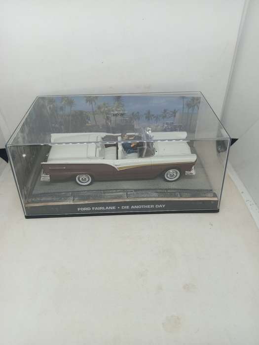 007 Ford Fairlane - Die another day - scale 1/43. Sealed. With Book