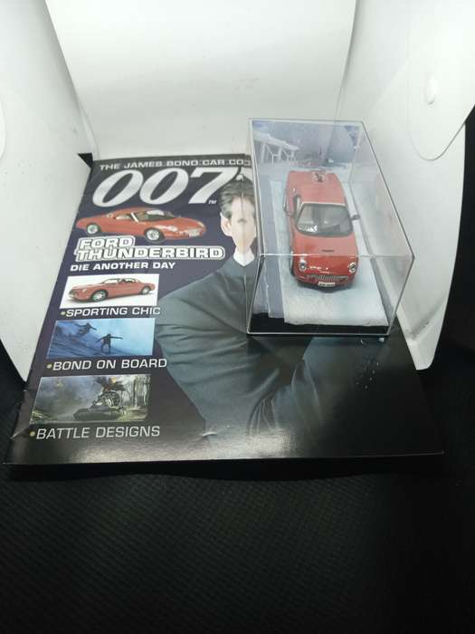 007 Ford Thunderbird - Die another day - scale 1/43. Sealed. With Book