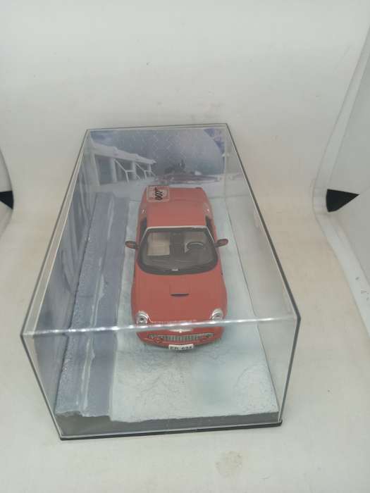 007 Ford Thunderbird - Die another day - scale 1/43. Sealed. With Book