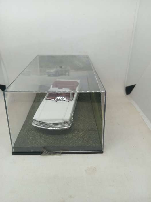 007 Ford Mustang Convertible - Goldfinger - scale 1/43. Sealed. With Book