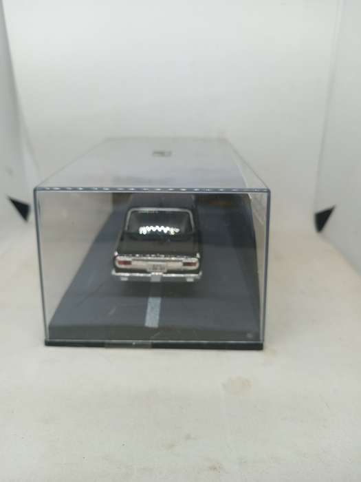 007 Toyota Crown - You only life Twice - scale 1/43. Sealed. With Book