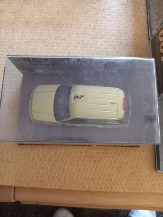 007 Land Rover Sport - Casino Royale -  scale 1/43. Sealed with book