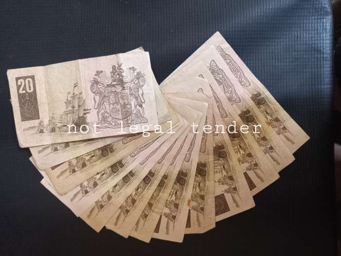 14 1981 to 1984 GPC de Kock Eng/Afr Twenty Rand Banknote (D7).