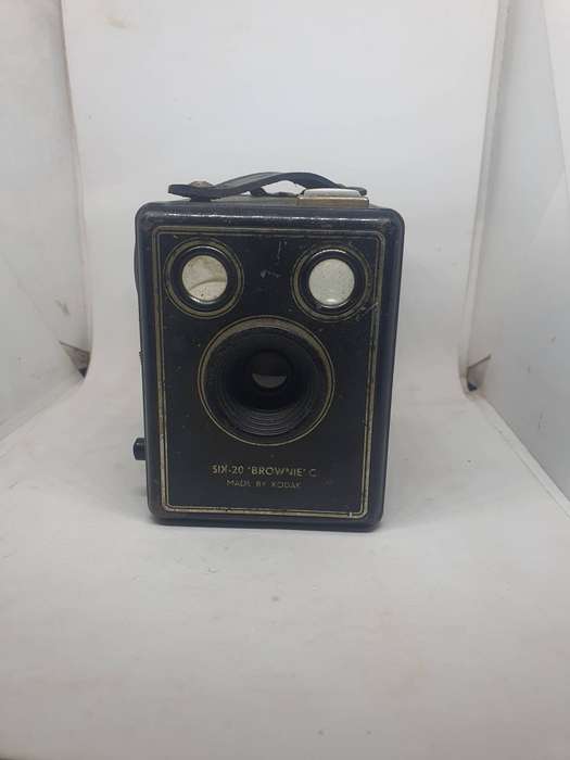 Six Twenty Kodak Brownie Box camera. Looks like it will work