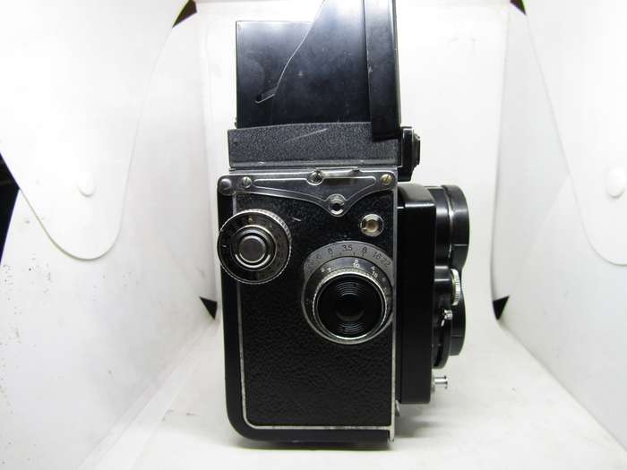1958 Yashica - D Box Camera Untested. Very Clean Condition.