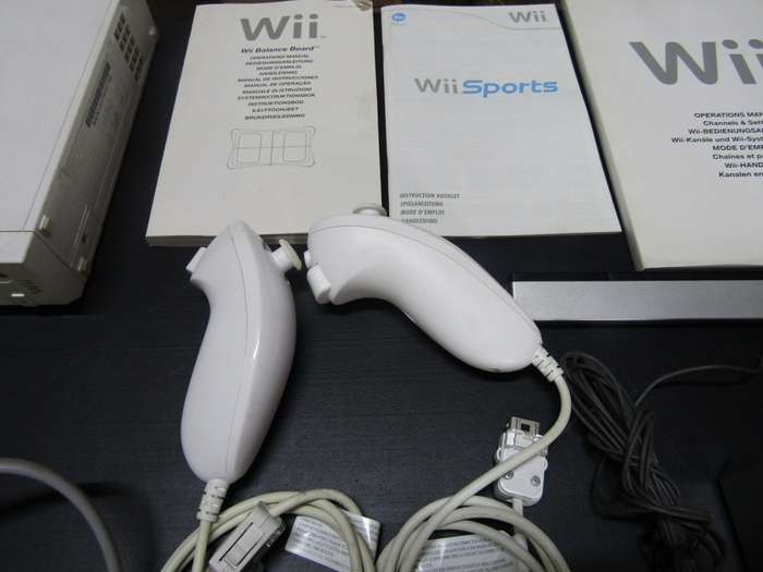 Wii Nintendo Game Console with Fit Game and Balance board. All Working All incl.