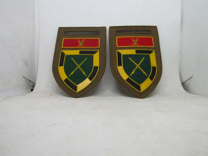 Pair of SADF Infantry School Tupper with Chief of Army Command. Pin intact.