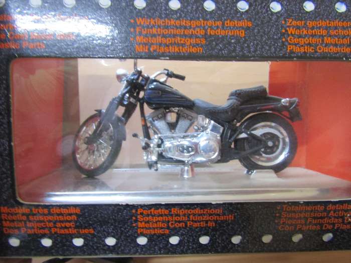 Maisto Die Cast Harley Davidson FXSTSB BAD BOY BIKE
