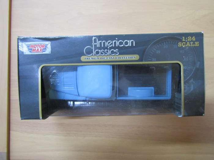 Motormax American Classic - 1958 - Chevy Apache Fleetside Pickup - Scale 1:24