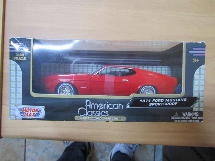 Motormax American Classic - 1971 - Ford Mustang Sportsroof - Scale 1:24