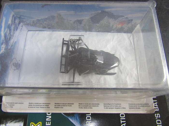 007 ParaHawk - The World is not Enough - scale 1/43. Sealed. With Book Nr 87