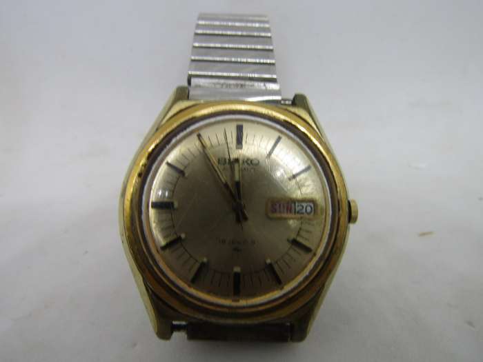 Seiko Automatic 610388 Movement Men's wrist watch. Works . But would like a service