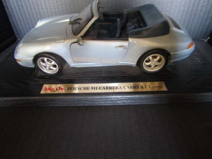 1994 Maisto Porsche 911 Carrera Cabriolet Scale 1:24