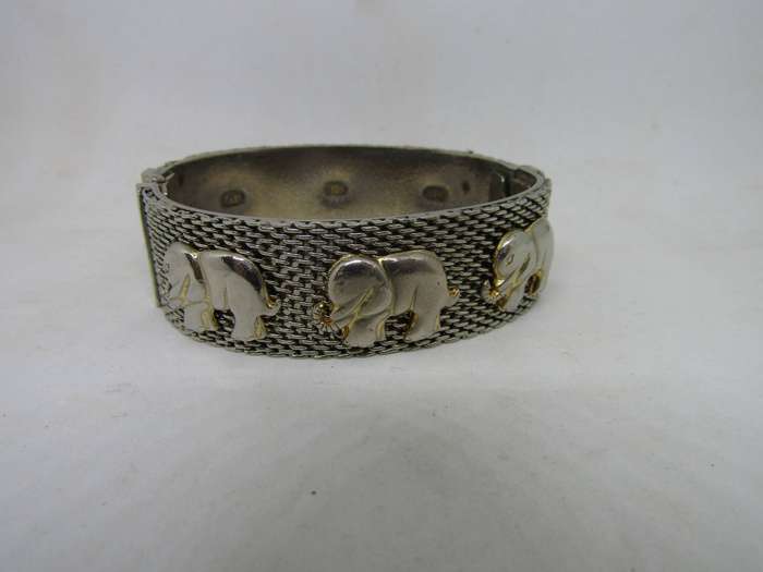 Elegant Elephant Magnetic clasp Bangle
