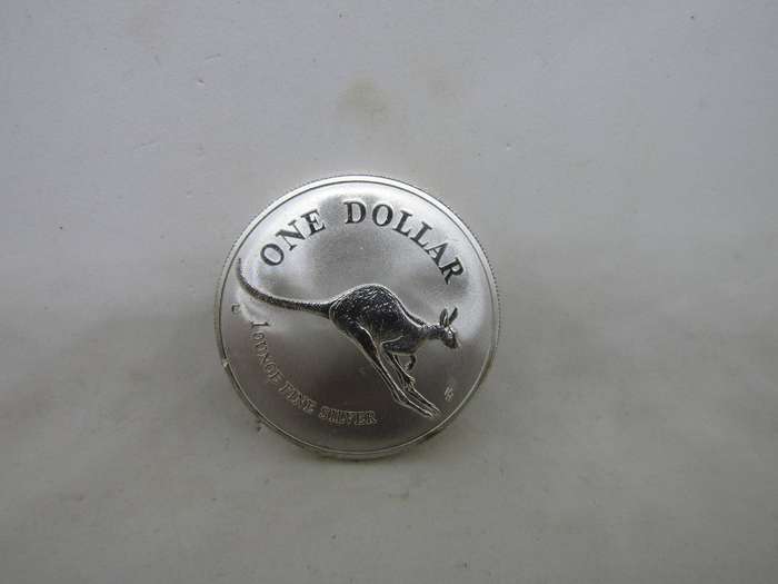 1994 Australia kookaburra Silver 1 onz. Nick left side.