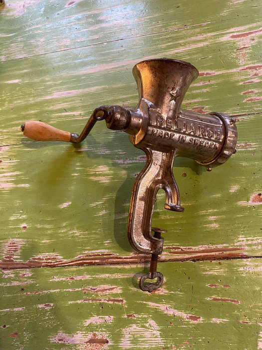 VINTAGE SWEDISH MADE "HUSQVARNA" BY RELIANCE No. 8 MINCER WITH A WOODEN HANDLE