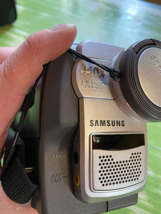 Samsung VP-L550 8MM Video Camera - with accessories - perfect working order