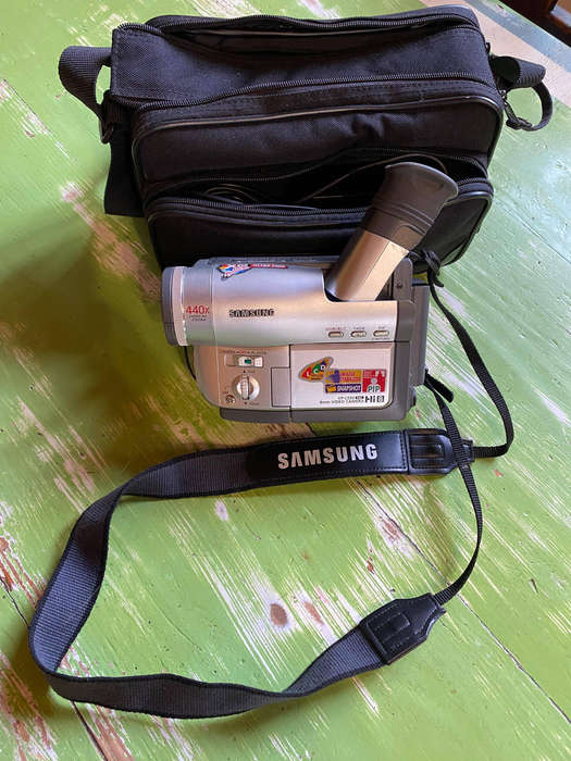 Samsung VP-L550 8MM Video Camera - with accessories - perfect working order