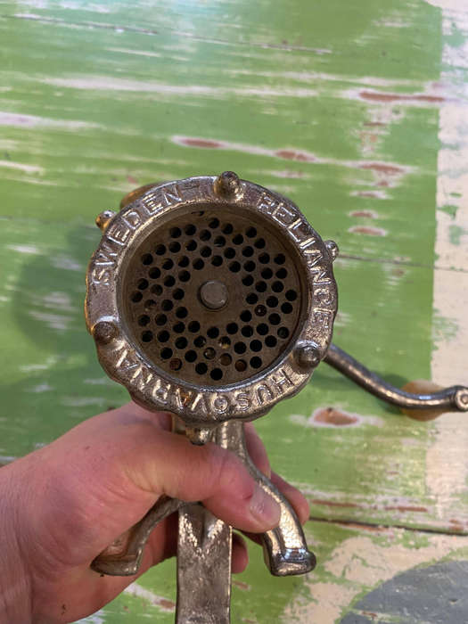 VINTAGE SWEDISH MADE "HUSQVARNA" BY RELIANCE No. 8 MINCER WITH A WOODEN HANDLE