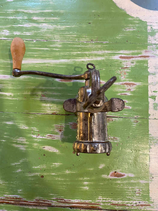 VINTAGE SWEDISH MADE "HUSQVARNA" BY RELIANCE No. 8 MINCER WITH A WOODEN HANDLE