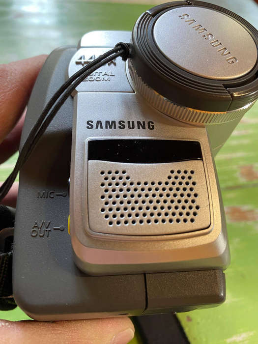 Samsung VP-L550 8MM Video Camera - with accessories - perfect working order