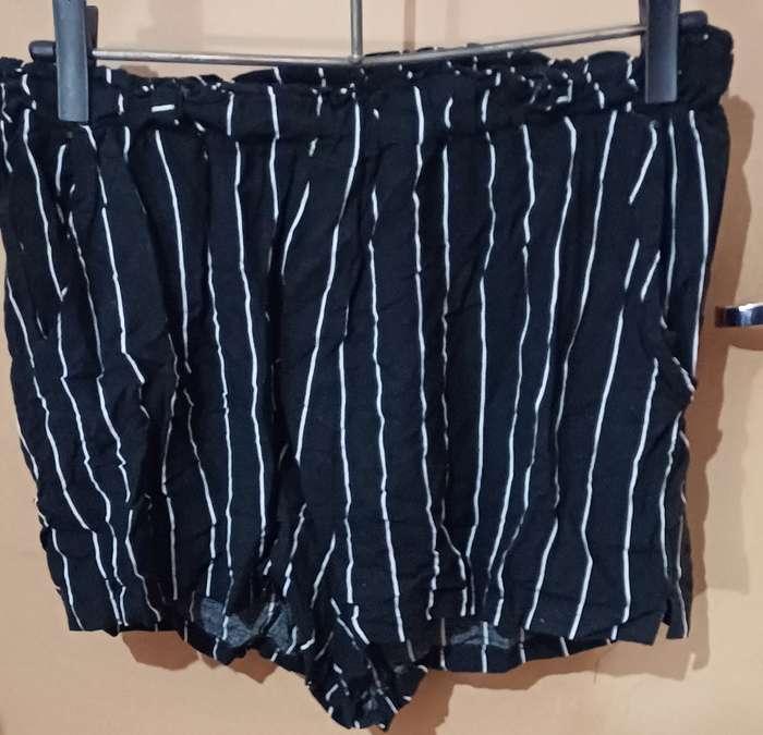 Ladies - Black & White Shorts - Make - Real Basics - Size - L