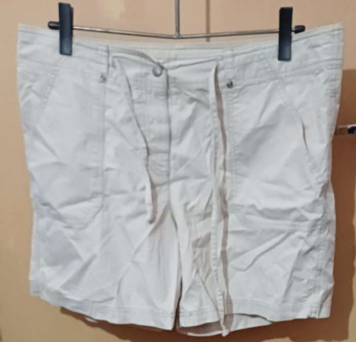 Ladies - Beige Shorts - Make - Woolworths - Size - 14 hip 105cm