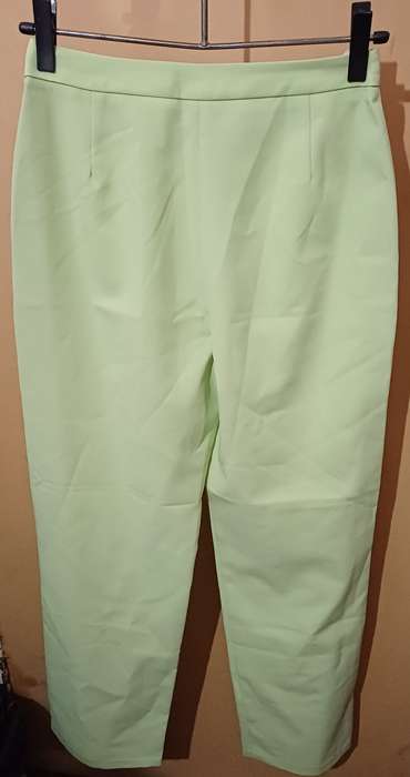 Ladies - Green Pants - Make - no make - Size - 32
