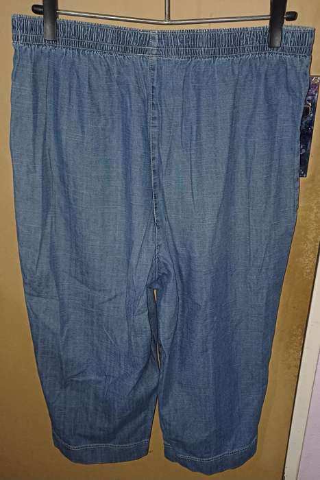 Ladies - 3/4 Jeans - Make - no make - Size - no size