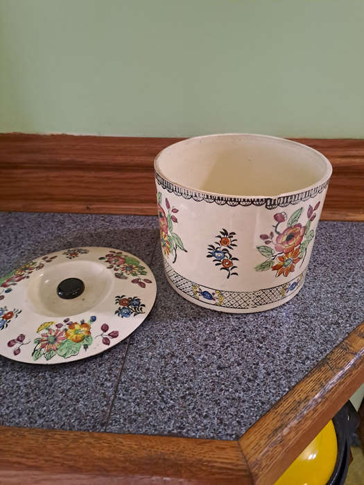 Beautiful vintage large biscuit barel