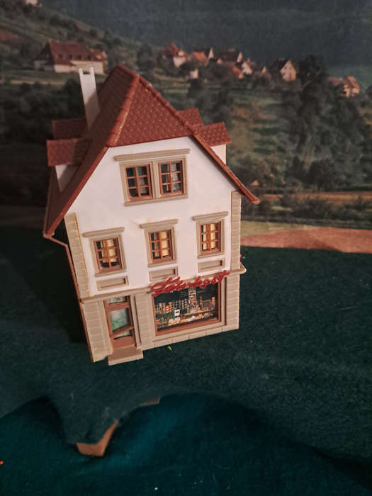 HO Building with record shop and other